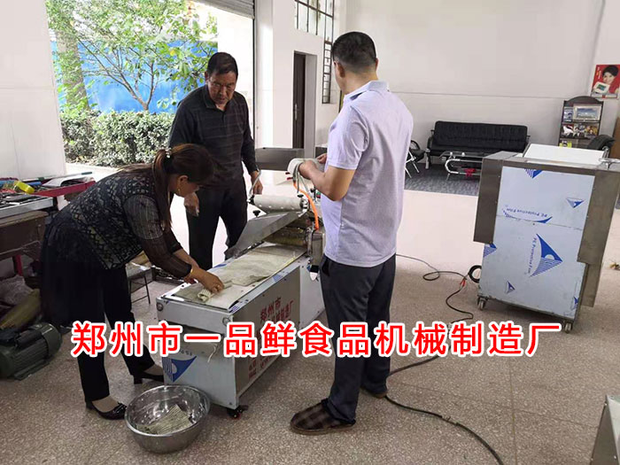 師傅現(xiàn)場調(diào)試機器 師傅現(xiàn)場調(diào)試機器