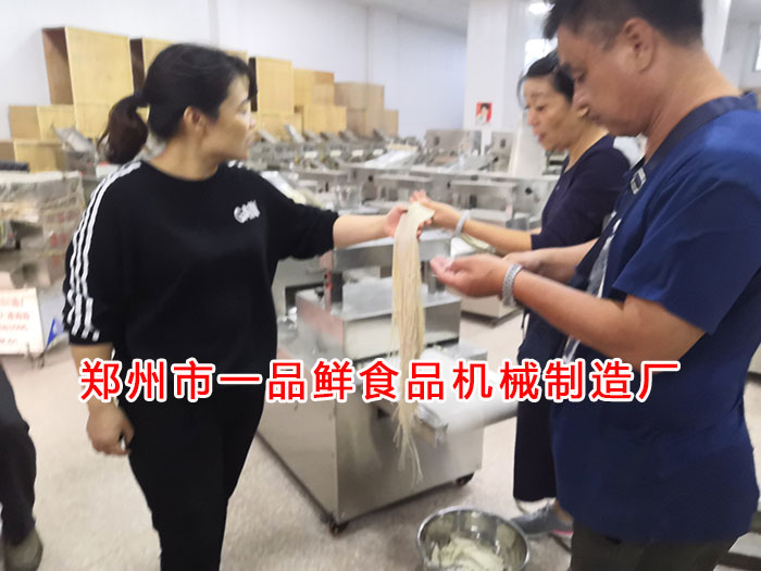 客戶查看面食樣品 客戶查看面食樣品