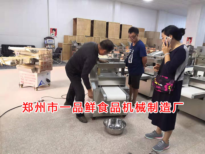 師傅現(xiàn)場(chǎng)調(diào)試機(jī)器 師傅現(xiàn)場(chǎng)調(diào)試機(jī)器