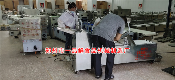 師傅演示機(jī)器操作 師傅演示機(jī)器操作