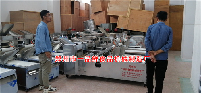 山西面館老板考察燴面機(jī)