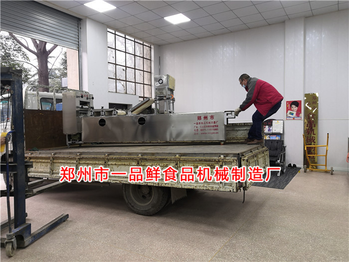 燴面機設(shè)備裝車 燴面機設(shè)備裝車