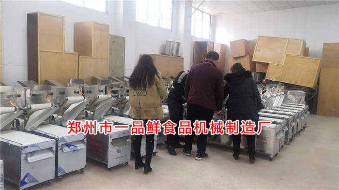 洛陽飯店老板考察燴面機(jī) 洛陽飯店老板考察燴面機(jī)